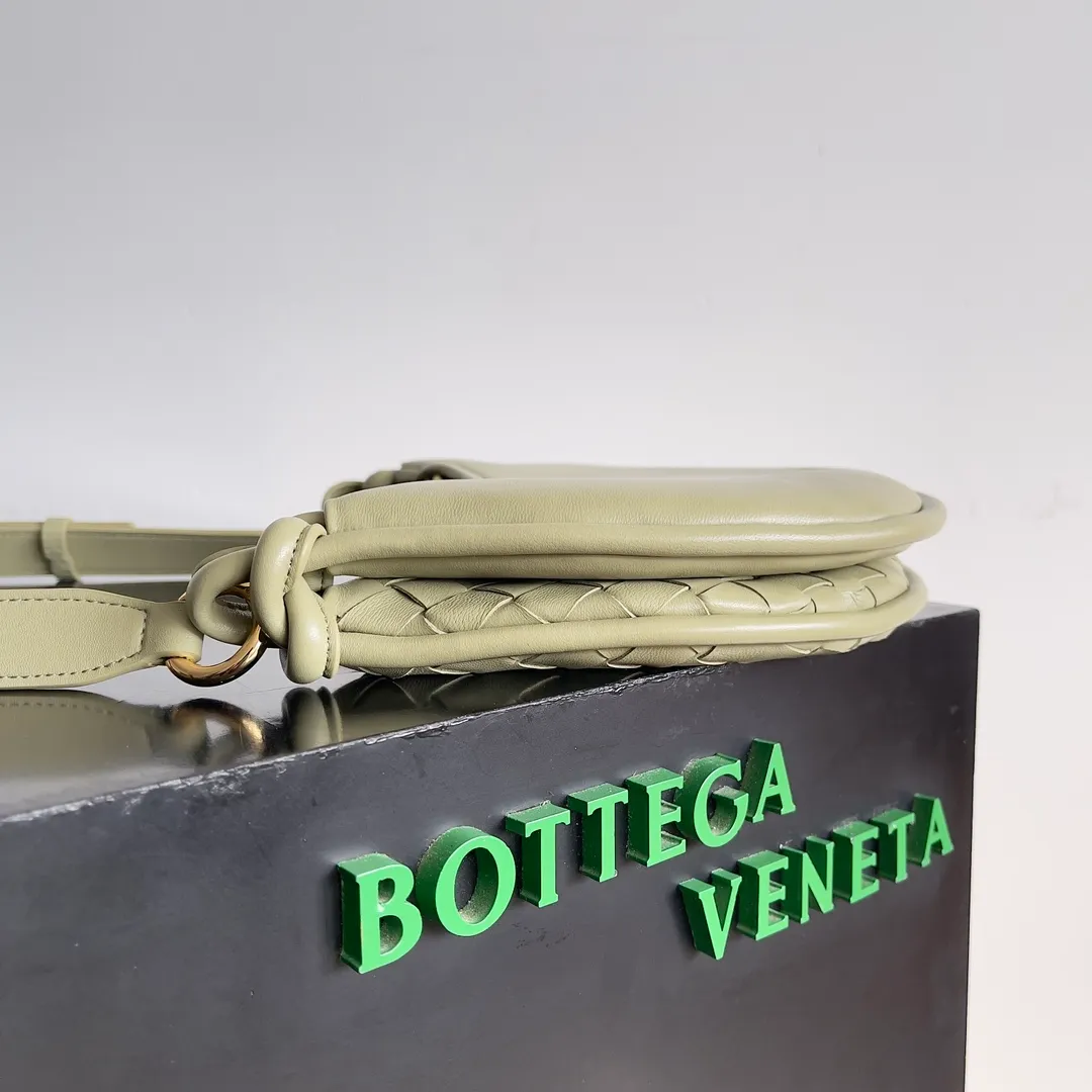 Batch 1720 BOTTEGA VENETA’s new GEMELLI MESSENGER bag Today I want to give you a super invincible and practical crossbody bag, Gemelli·Messenger This bag not only looks simple and elegant, but also has perfect practicality! The light design and lightweight body make it easy to carry whether you are shopping or traveling, making you more mobile! In fact, the shoulder strap is detachable, and you can DIY it by yourself to replace it with a chain or short armpit shoulder strap. Moreover, this shoulder strap will be wider, making it more comfortable to carry on your body! up! up! Style number: 796638 Size: 26*15*8cm